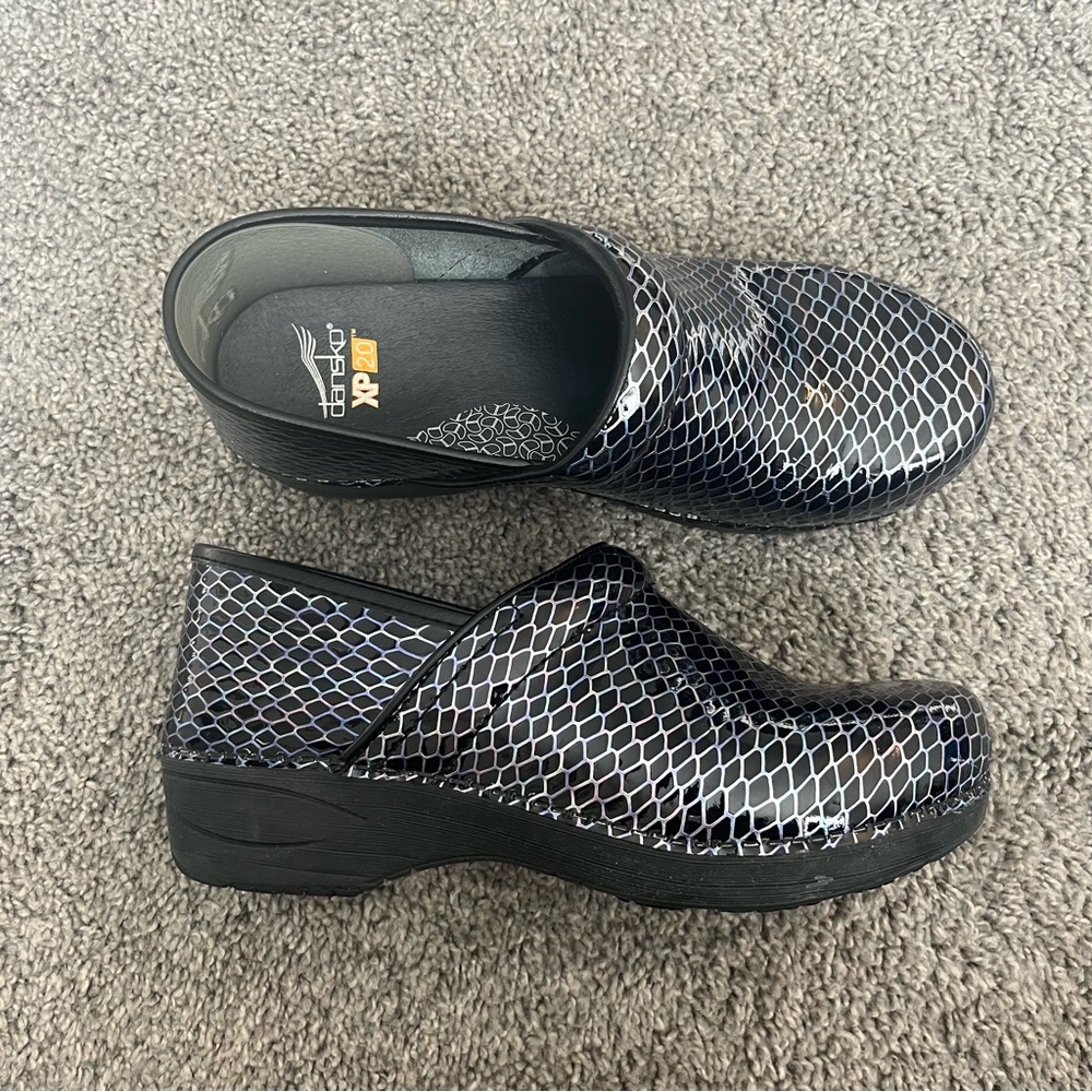 Dansko XP 2.0 Snake Skin Black Leather Clogs Size EU 40 ( Women’s US Sz 9.5-10)